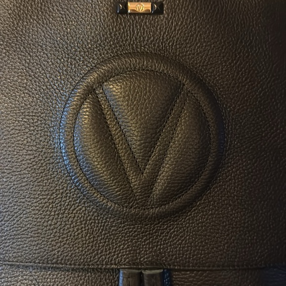 Brand New Valentino pebble finish V embossed front w/ dust cover bag - Picture 5 of 16
